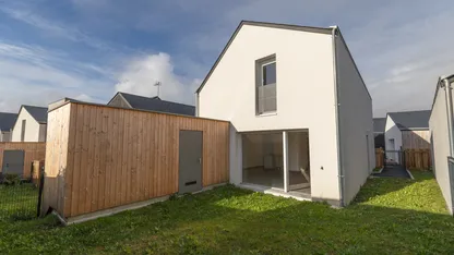Programme neuf Coeur de Ville à Locmiquélic, près de Lorient : maison avec terrasse bois et jardin