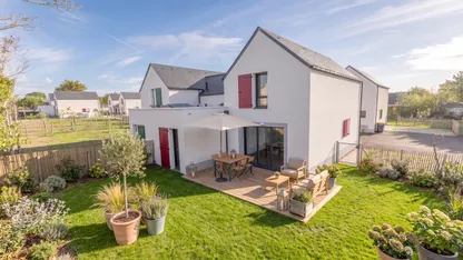Programme neuf Rocher Bleu à Piriac-sur-Mer : maison T5 blanche, terrasse et jardin