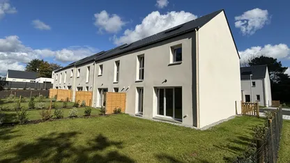 Programme neuf Neo Verde à Blain : maisons T4 mitoyennes aux façades claires avec jardins clos