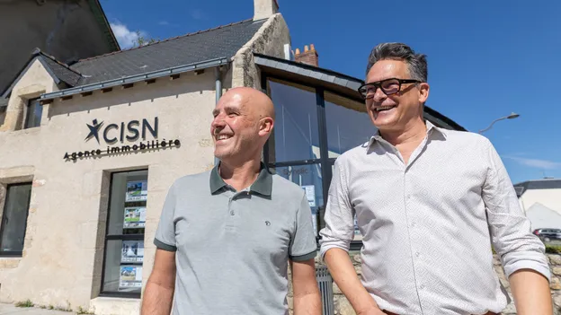 Anthony et Vincent, conseillers immobiliers devant l'agence CISN de La Baule-Escoublac